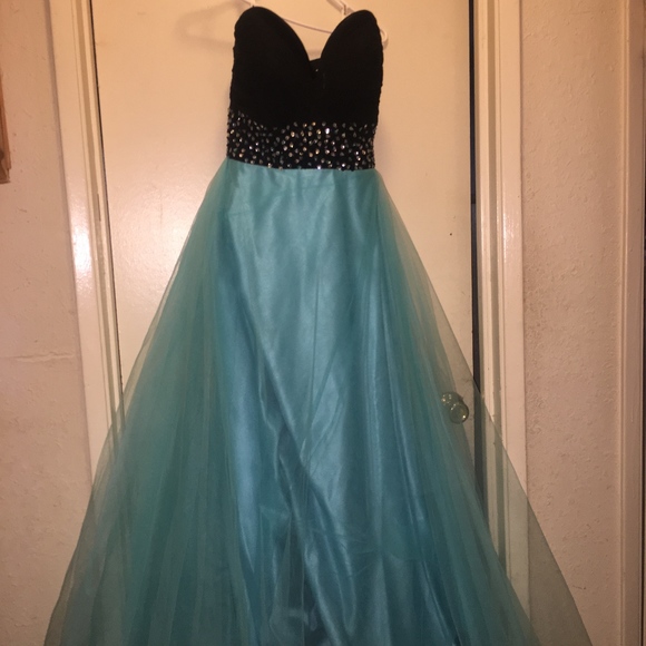 Prom - Picture 2 of 7